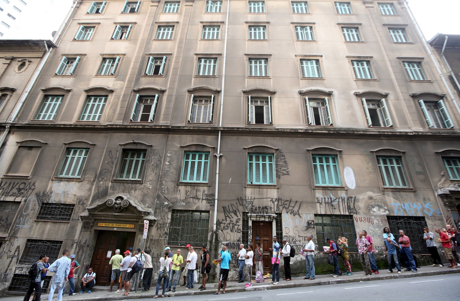 Mercado de trabalho não reage e 13% dos brasileiros queimam poupança em gastos do dia a dia